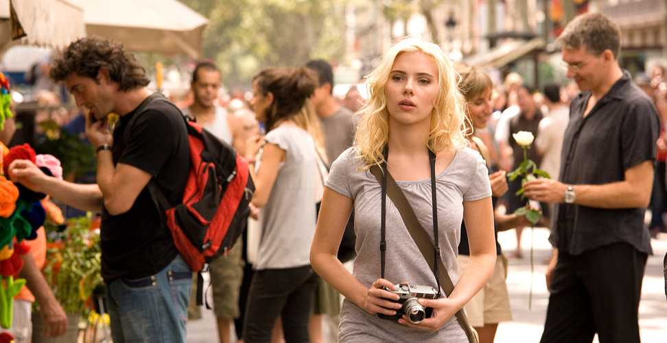 Scarlett Johansson paseando por la rambla de Barcelona en Vicky Cristina Barcelona