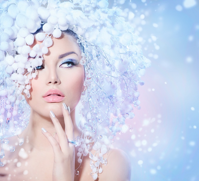 Chica con nieve artificial y labios hidratados