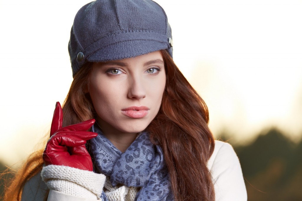 Chica con guantes, bufanda y gorro. para protegerse del frío