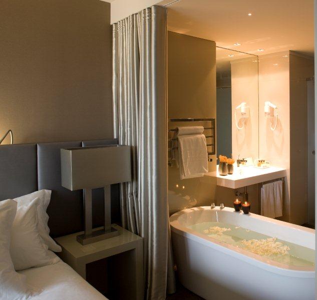Hotel Melia Braga habitación con bañera al lado de la cama. Chollo Viaje en Braga