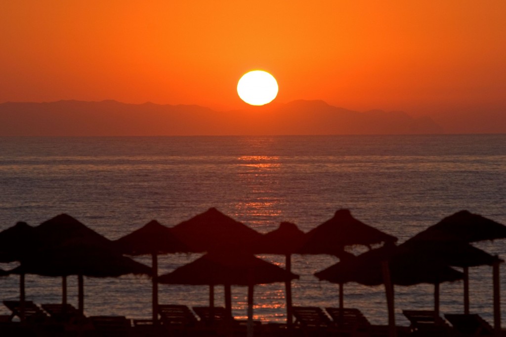 Roquetas de Mar, destino familiar, puesta de sol, sombrillas, playa 