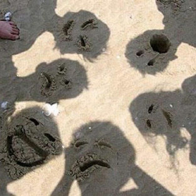 hacer caras en la arena con las sombras