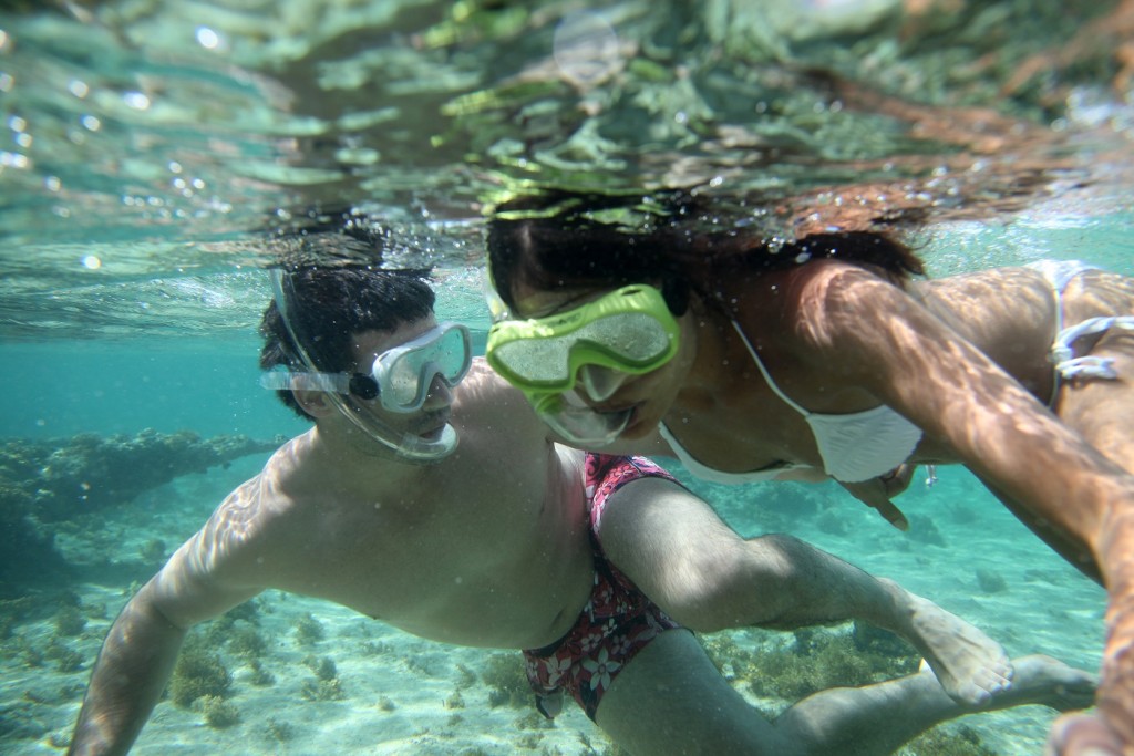 pareja practicando sknorkeling