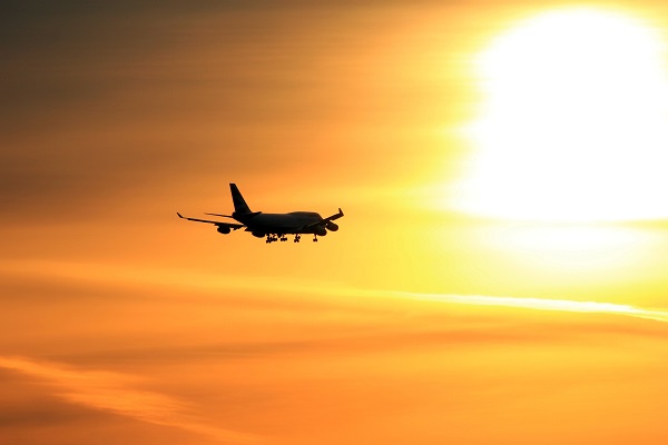 avión viaje puesta de sol
