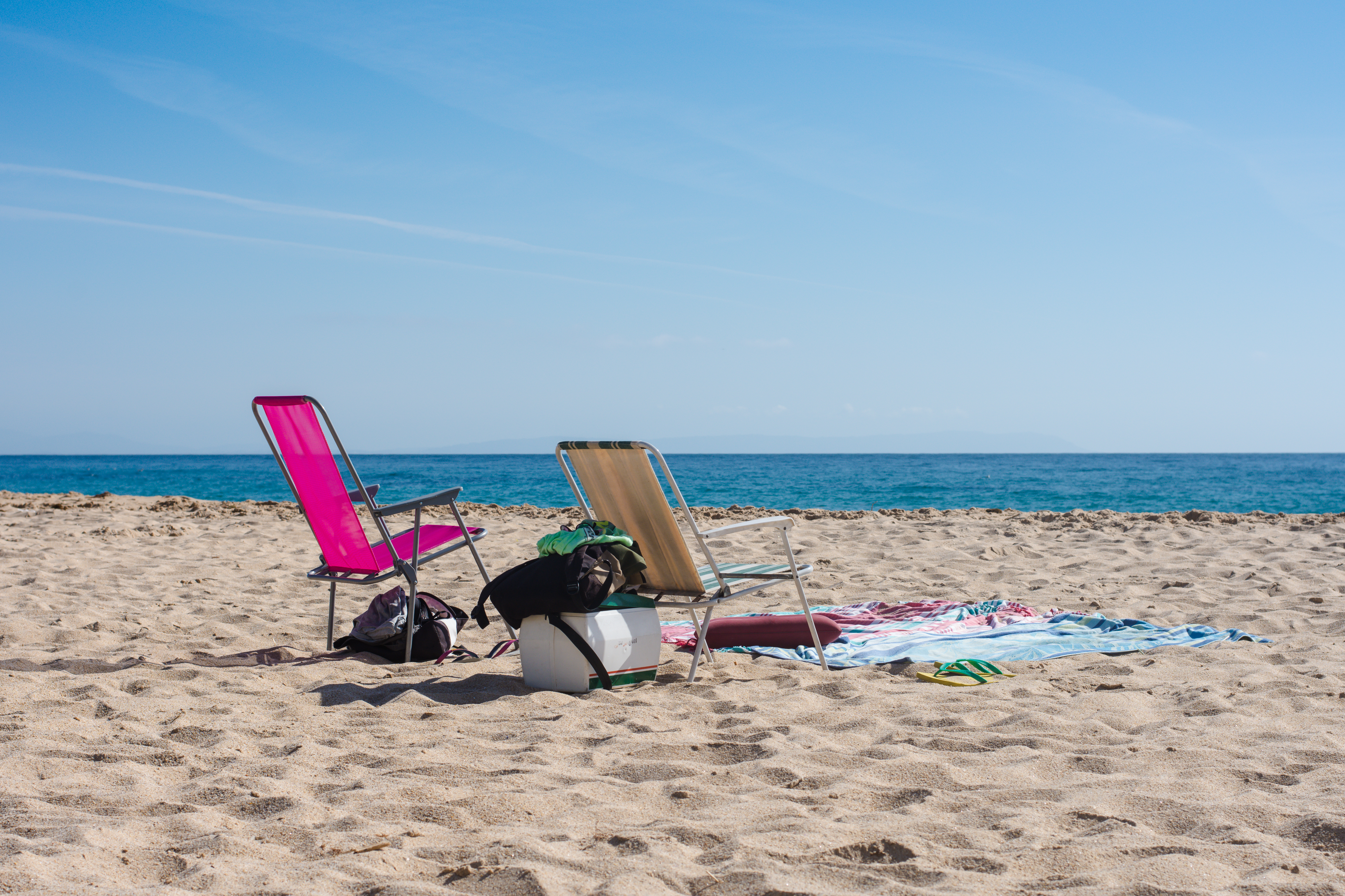 sillas y toallas de playa