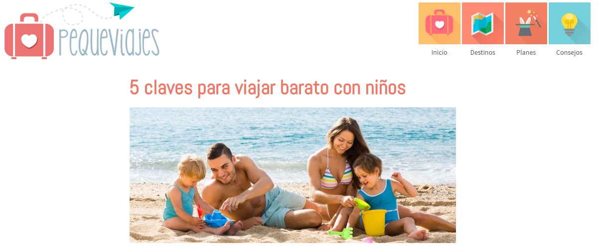 Nota de Pequeviajes con el Tiular:"5 claves para viajar barato con niños" y una imagen de una pareja con 2 niñas jugando en la arena frente al mar