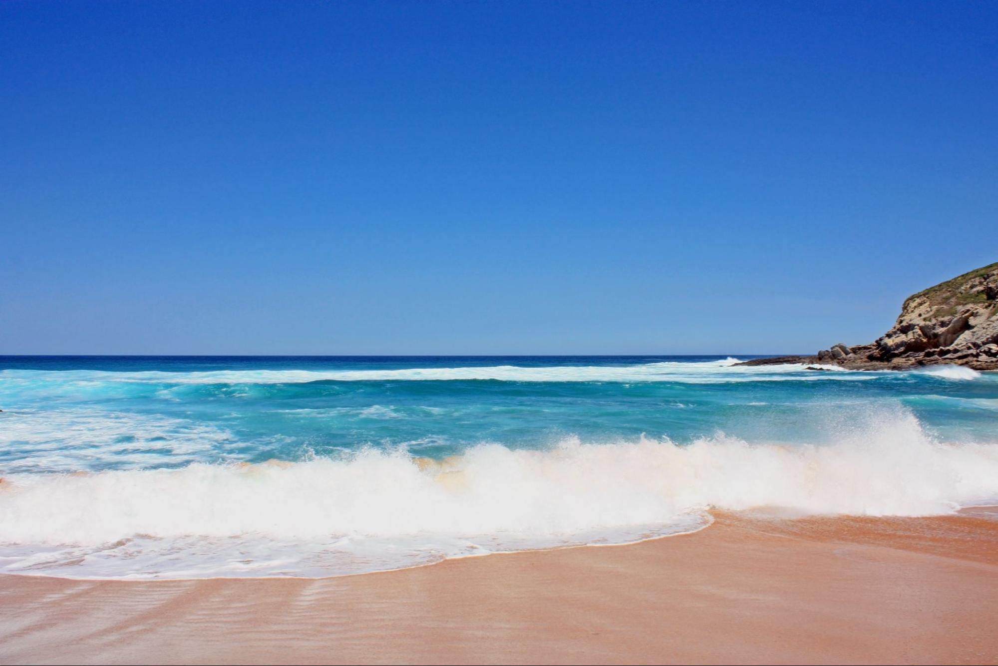 El agua tiene un color precioso en las playas del cantábrico