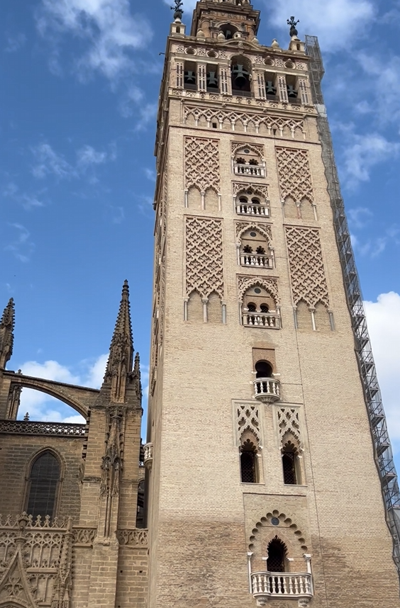  La Catedral de Sevilla y su campanario.