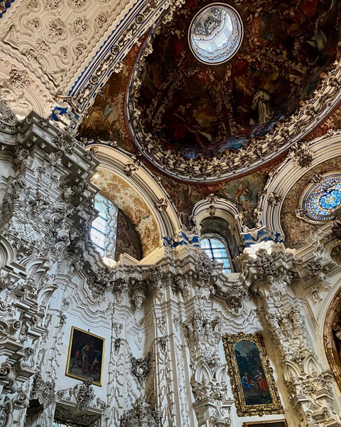  La Catedral de Granada, uno de los edificios renacentistas más importantes de España⁠.