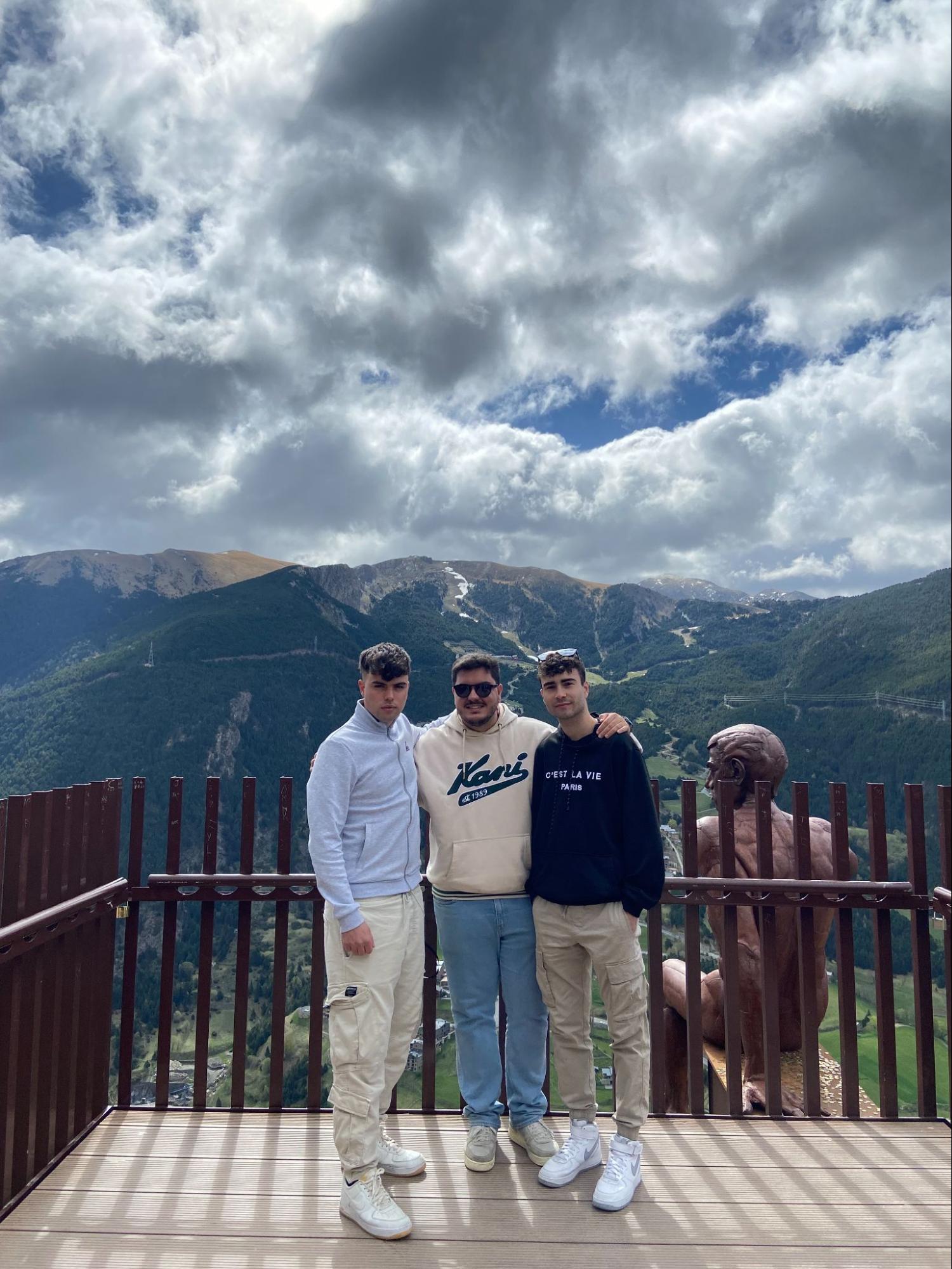 3 amigos en el Mirador del Roc en Andorra 