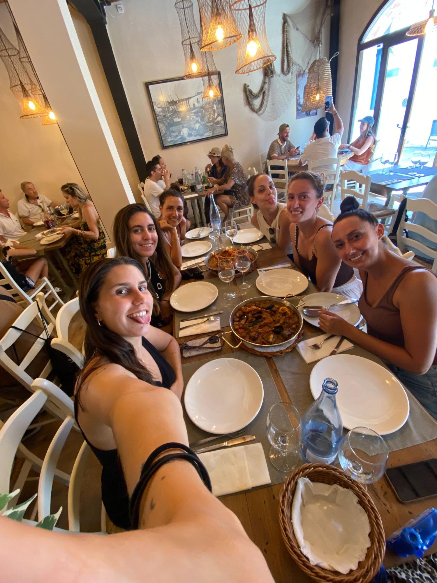 6 amigas comiendo paella en Calella de Palafrugell