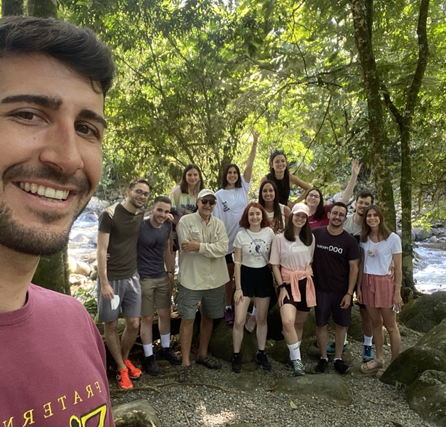 Amigos haciendo una excursión guiada en Costa Rica 