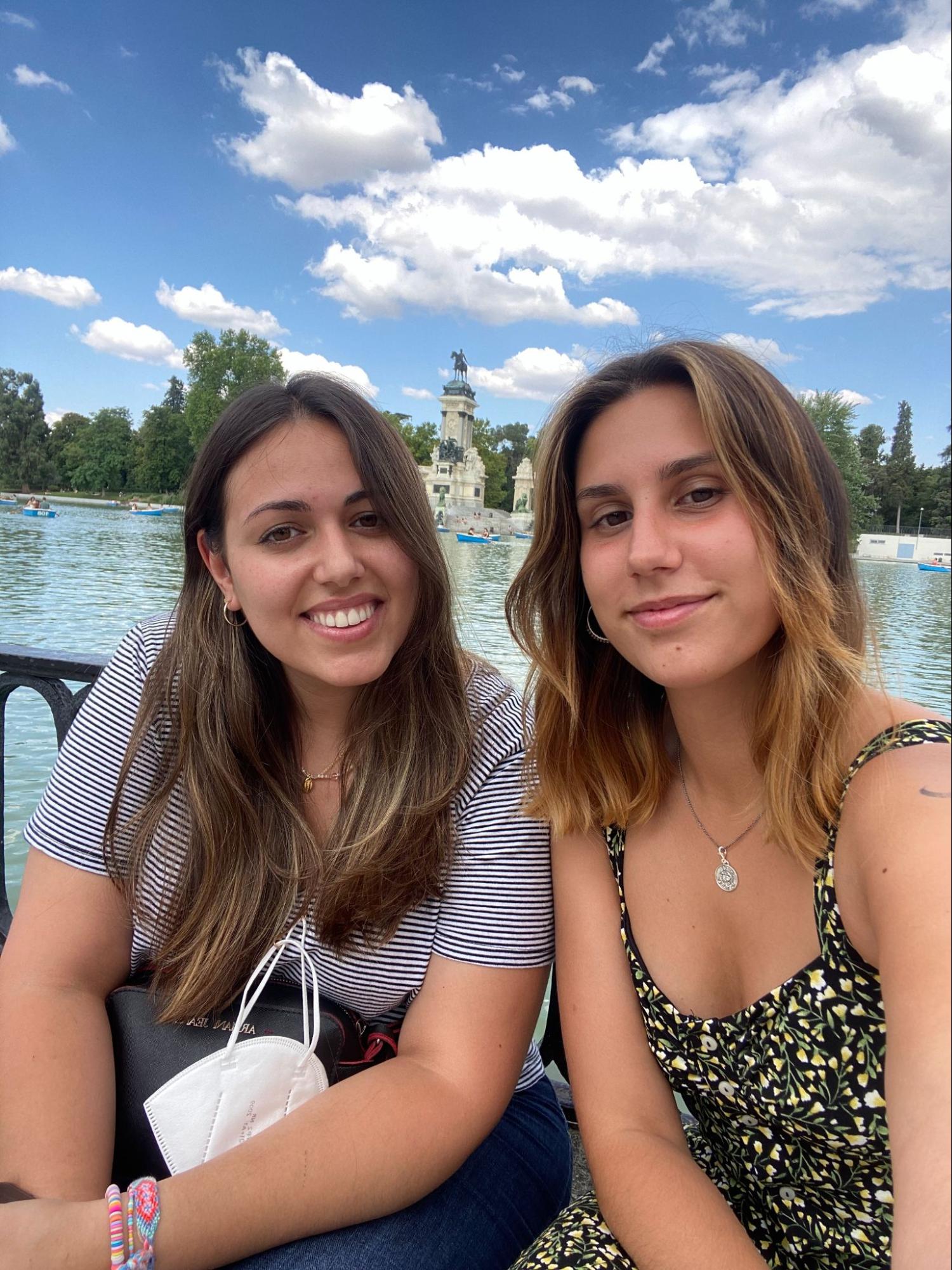 Dos amigas en el Parque del Retiro en Madrid 