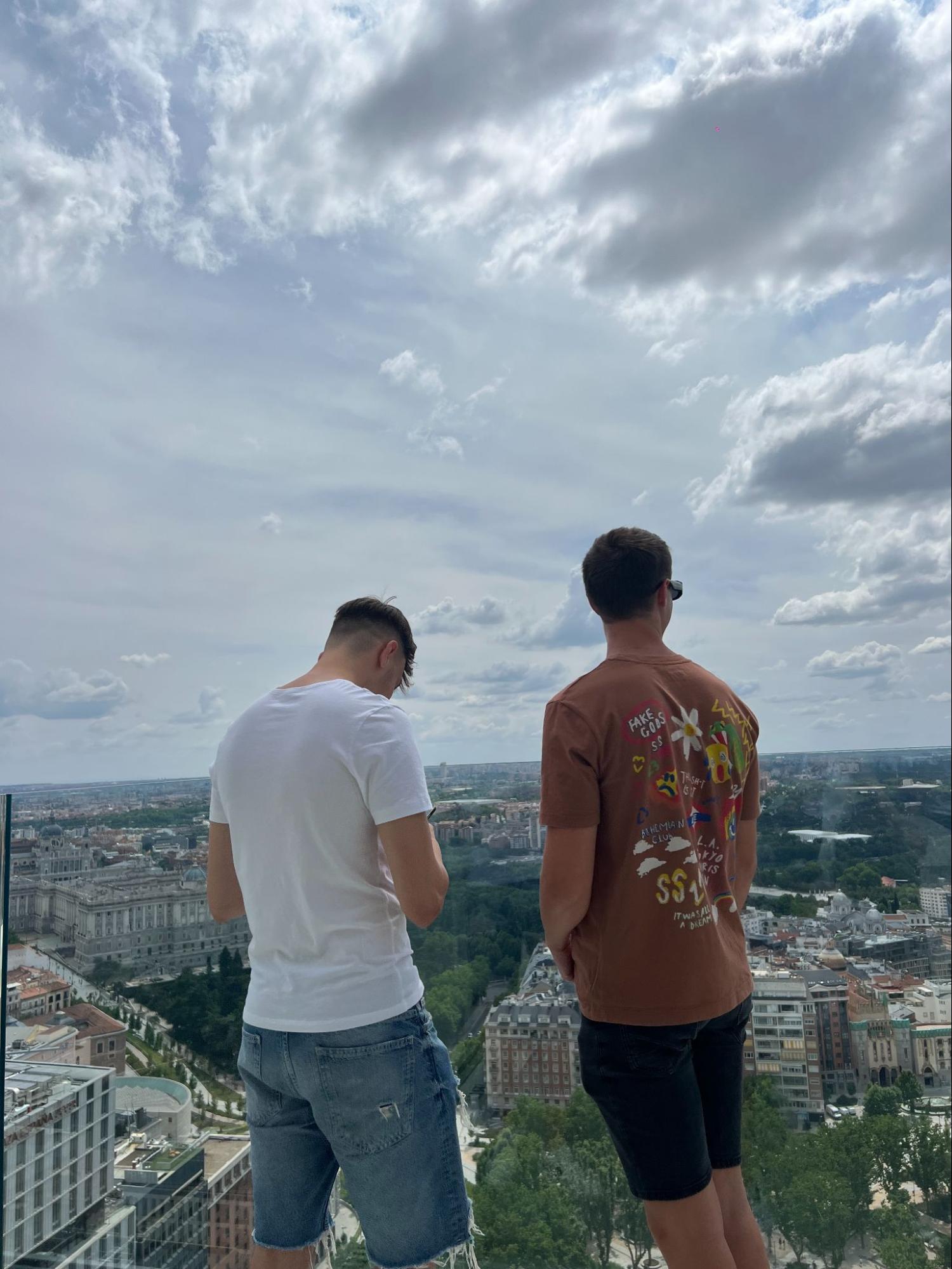 Dos amigos en la terraza del Hotel Riu Plaza España