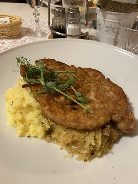 Un plato de pato en un restaurante de comida casera en Cracovia 