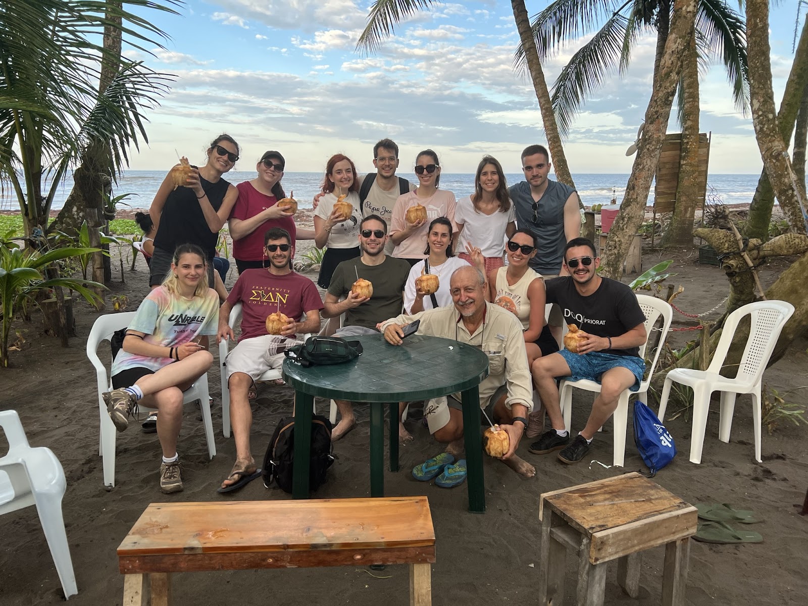 Amigos en un chiringuito de Costa Rica 