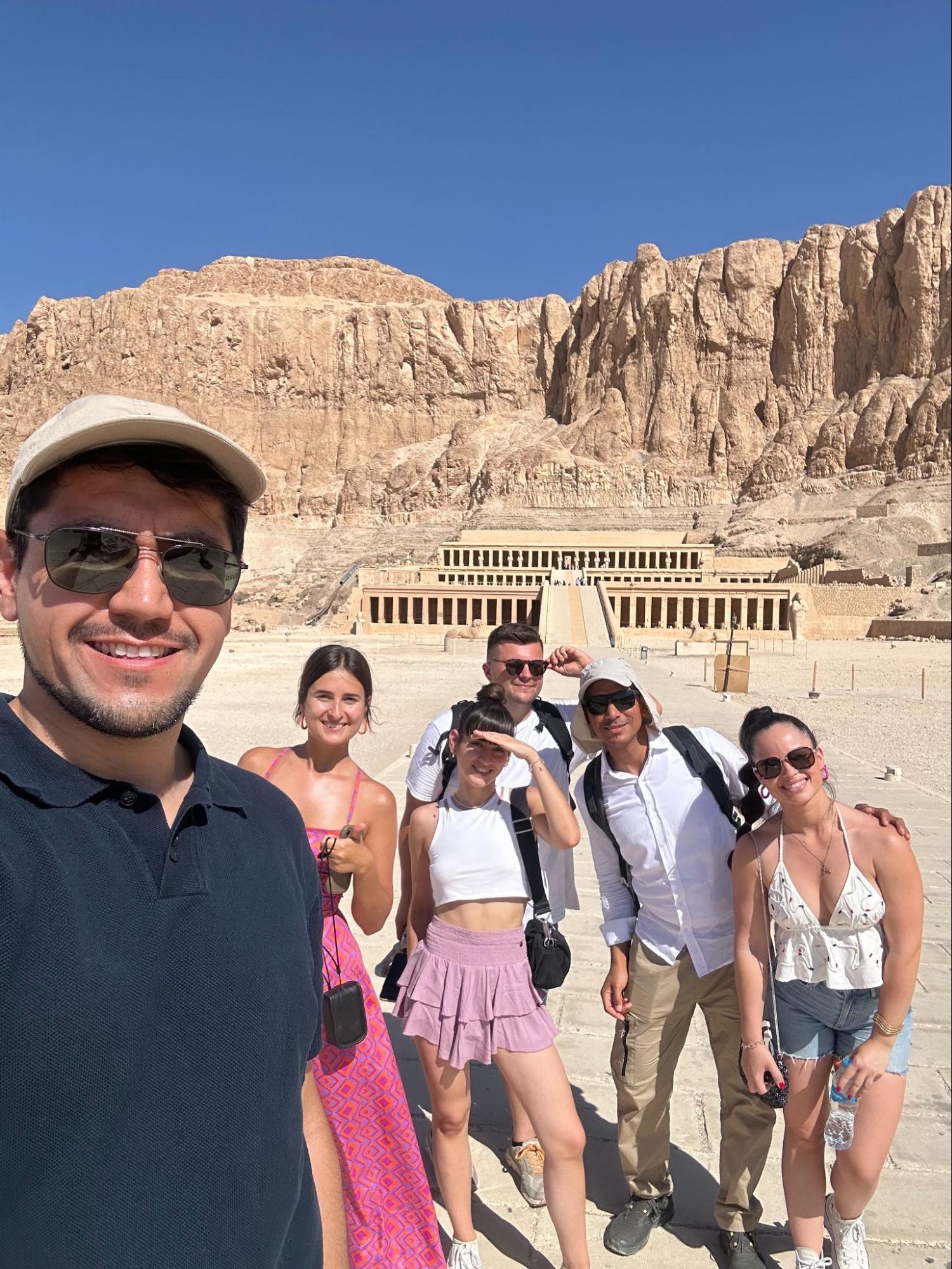 Una excursión por los templos de Egipto con amigos 