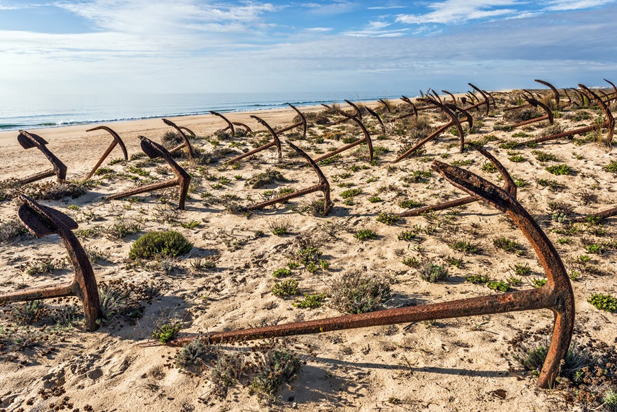 Un cementerio de anclas de barcos de pescadores en la playa 