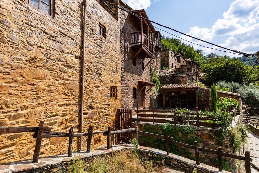 La fachada de una casa de Talasnal
