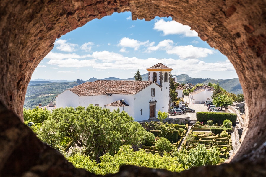 Foto a través de un arco de piedra de una iglesia en Marvao 