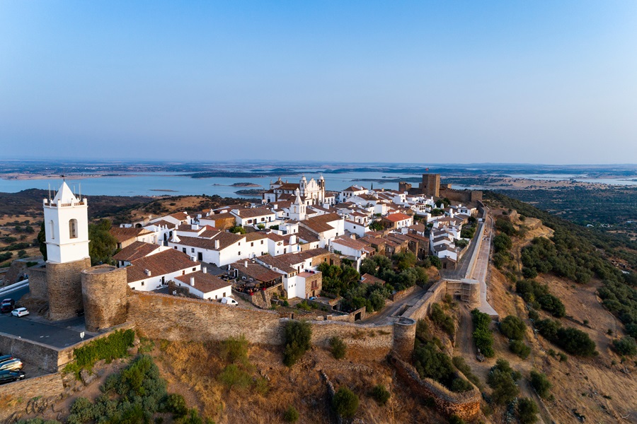 El pueblo de Monsaraz en el atardecer 