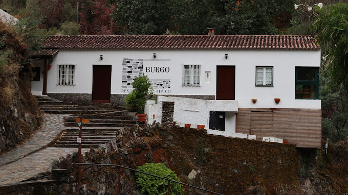 Fachada de un restaurante blanco en Talsnal