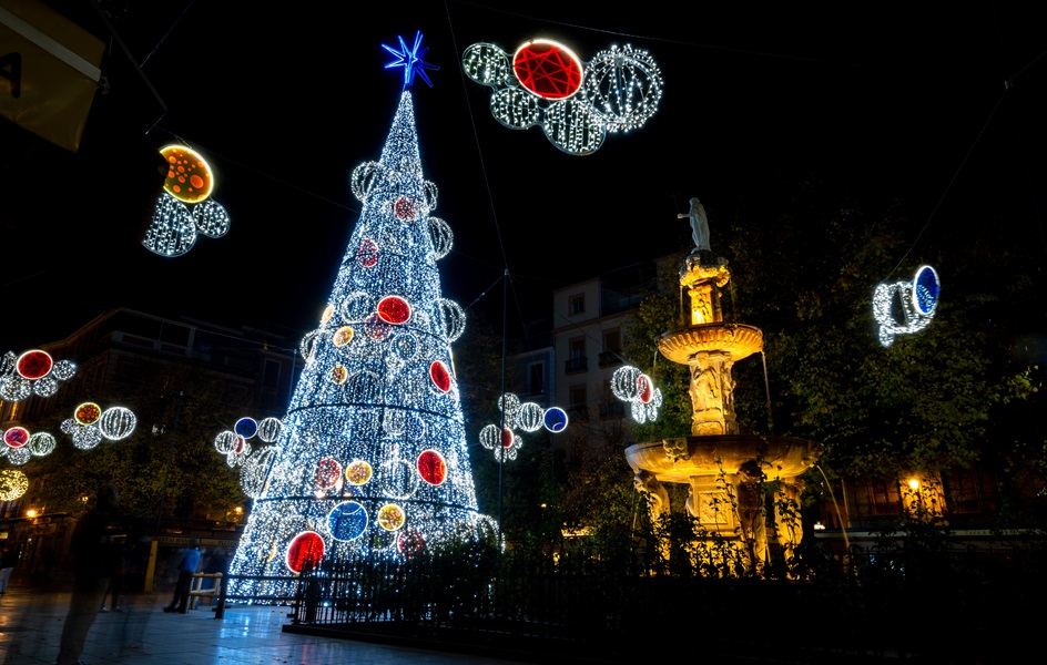 Árbol de Navidad iluminado en Granada 