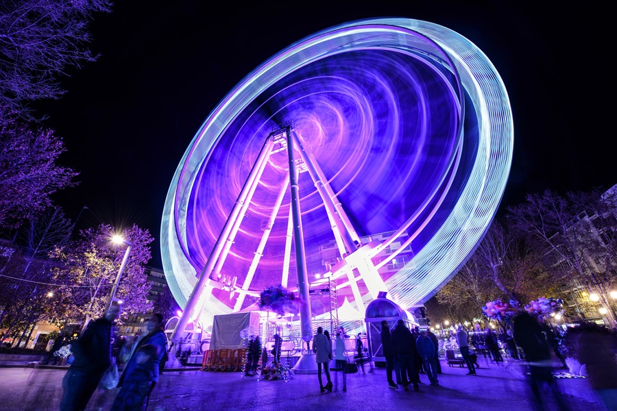 Noria iluminada en Granada 