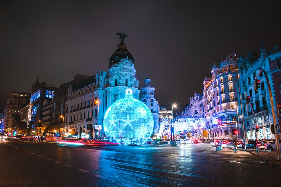 Una bola Navideña iluminada  en Madrid de Noche 